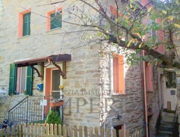 Foto 1 di 19 - Casa indipendente in Vendita in Via IV Novembre a Pigna