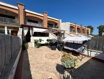 Facciata - Trilocale in Vendita in Via Valdaora a Roma