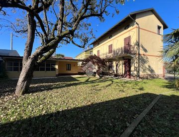 Foto 1 di 22 - Casa indipendente in Vendita in Via Ugo Foscolo 14 a Santhià