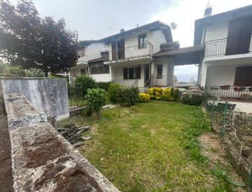 Foto 1 di 22 - Villetta a schiera in Vendita in Via Giardini Nord a Serramazzoni