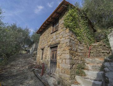 Foto 1 di 13 - Rustico, casale in Vendita a Apricale