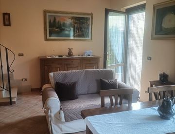 Soggiorno - Villetta a schiera in Vendita in Via Berlinguer a Rocca di Botte
