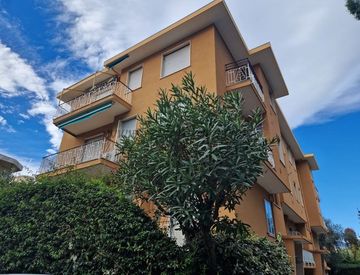 Foto 1 di 17 - Bilocale in Vendita in Via Vittorio Veneto a Bordighera