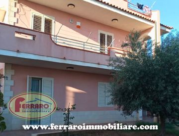 Foto 1 di 26 - Casa bifamiliare, trifamiliare in Vendita in Via Lucifero a Scicli
