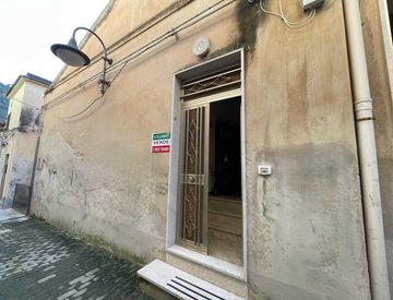 Foto 1 di 8 - Casa bifamiliare, trifamiliare in Vendita in Via Vincenzo Albanese a Modica