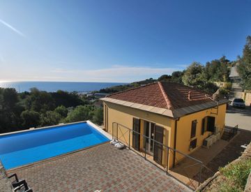 Piscina - Casa bifamiliare, trifamiliare in Vendita in Via Peirona 81 a Santo Stefano al Mare