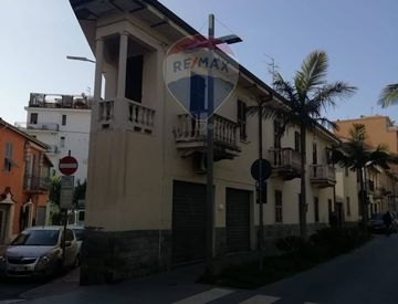Foto 1 di 6 - Attico, mansarda in Vendita in Via Cristoforo Colombo 207 a Taggia