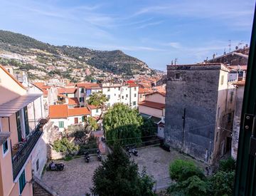 Foto 1 di 20 - Quadrilocale in Vendita in Salita alle Mura 18 a Ventimiglia
