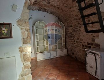 Foto 1 di 26 - Casa indipendente in Vendita in Via Tommaso Chiavola 46 a Chiaramonte Gulfi