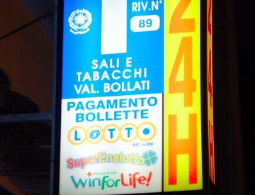 Foto 1 di 11 - Tabaccheria in Vendita in Viale Europa a Lucca