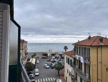 Foto 1 di 18 - Trilocale in Vendita in Via Cristoforo Colombo 7 a Ventimiglia