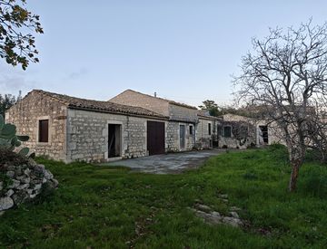 Foto 1 di 47 - Rustico, casale in Vendita in Via Rocciola Scrofani a Modica