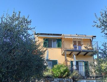 Foto 1 di 50 - Casa bifamiliare, trifamiliare in Vendita in Strada Provinciale 68 a Dolceacqua