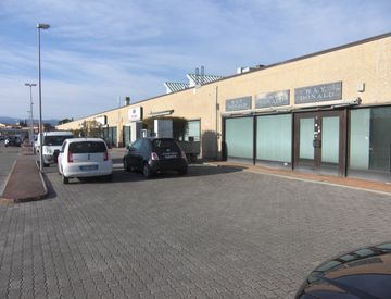 Negozio Locale commerciale in Affitto in Via Newton 46 a Arezzo