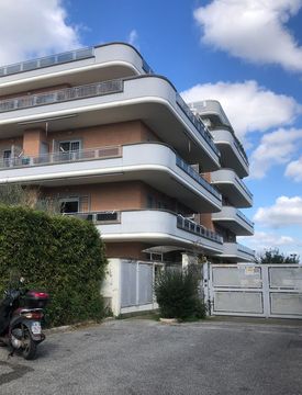 Foto 1 di 28 - Trilocale in Vendita in Largo Ines Bedeschi 5 a Roma