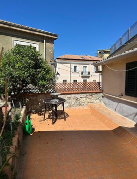 Foto 1 di 14 - Casa indipendente in Vendita in Via Filanda 9 a Catanzaro