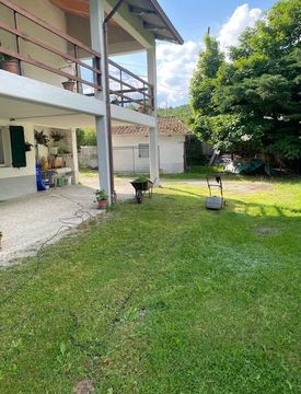 Foto 1 di 7 - Casa indipendente in Vendita in Strada della Val Parma 5 a Tizzano Val Parma