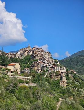 Foto 1 di 44 - Trilocale in Vendita in Via Angeli a Apricale