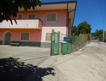 Foto 1 di 14 - Casa bifamiliare, trifamiliare in Vendita in Via Candelisi a Mendicino