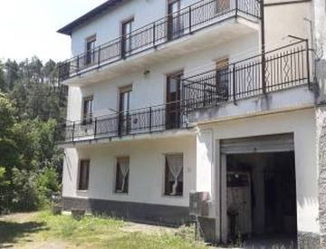 Foto 1 di 38 - Casa bifamiliare, trifamiliare in Vendita in Via Santa Maria Mazzarello a Mornese