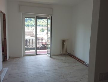 Foto 1 di 6 - Bilocale in Vendita in Via Luino 30 a Lavena Ponte Tresa