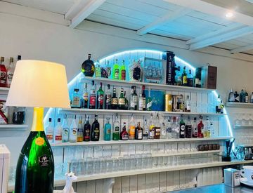 Foto 1 di 16 - Bar in Vendita in Via Michele Coppino a Viareggio