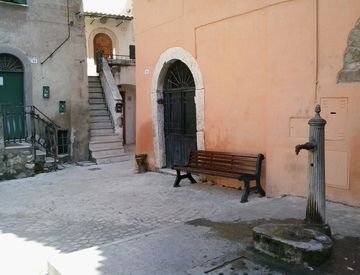 Foto 1 di 19 - Bilocale in Vendita in Piazza della Cittadella a Tivoli