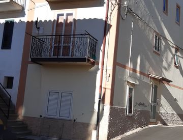 Foto 1 di 5 - Casa indipendente in Vendita in Via Indipendenza 39 a Centrache