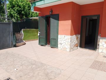 Foto 1 di 12 - Casa indipendente in Affitto in Via Pisani 80 a Napoli