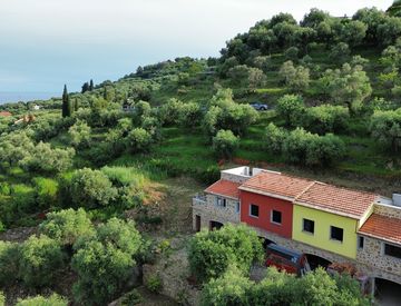 Foto 1 di 18 - Casa bifamiliare, trifamiliare in Vendita in Via Provinciale Civezza a Civezza