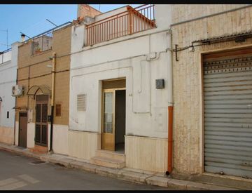 Foto 1 di 3 - Casa indipendente in Vendita in Via 21 aprile 48 a Canosa di Puglia