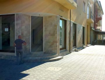 Foto 1 di 12 - Agenzia immobiliare in Vendita in Viale Cristoforo Colombo 89 a Camaiore