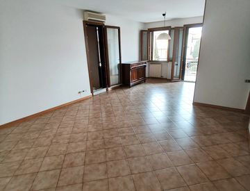 Foto 1 di 5 - Appartamento in Vendita in Via degli Strauss 10 a Lugo
