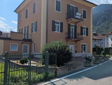 Foto 1 di 9 - Bilocale in Vendita in Via alla Croce 8 a Malè