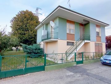 Foto 1 di 18 - Villa in Vendita in Via Achille Grandi a Trino