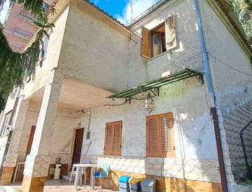 Foto 1 di 16 - Casa indipendente in Vendita in Via Fosse Ardeatine 248 a Frosinone
