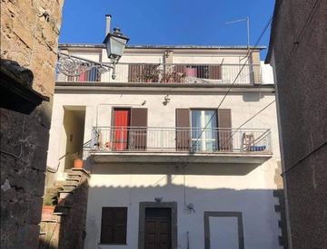 Foto 1 di 9 - Trilocale in Vendita in Via Ripetta 11 a Soriano nel Cimino