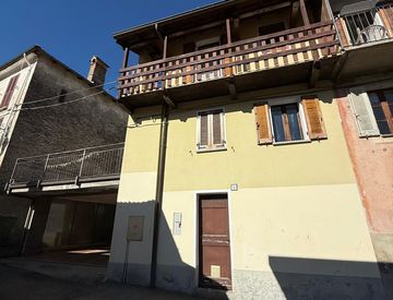 Foto 1 di 15 - Casa indipendente in Vendita in Via Silvio Pellico 5 a Dumenza