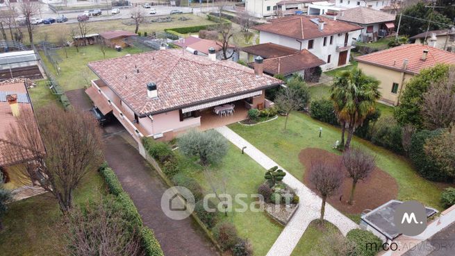 Villa in residenziale in Via Umbria 8