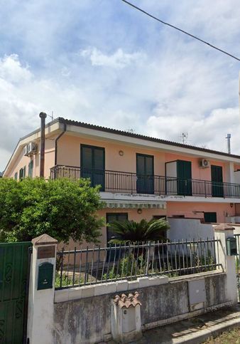 Villetta a schiera in residenziale in Viale delle Calabrie 4