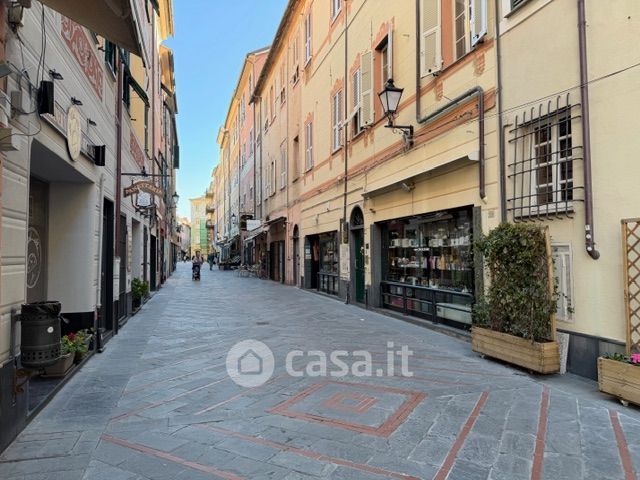 Negozio/locale commerciale in commerciale in Via Antonio Ghilini 58