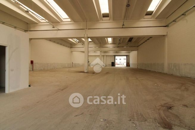 Capannone in commerciale in 