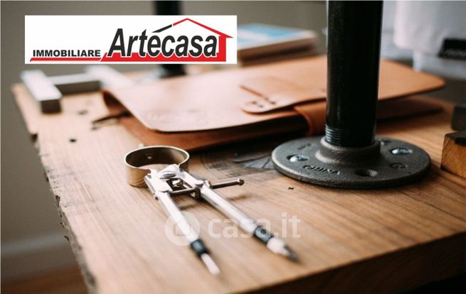 Capannone in commerciale in 