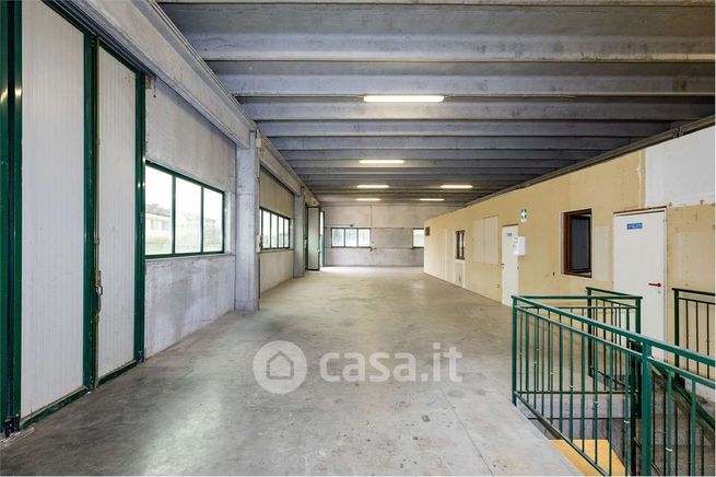 Capannone in commerciale in Via Indri