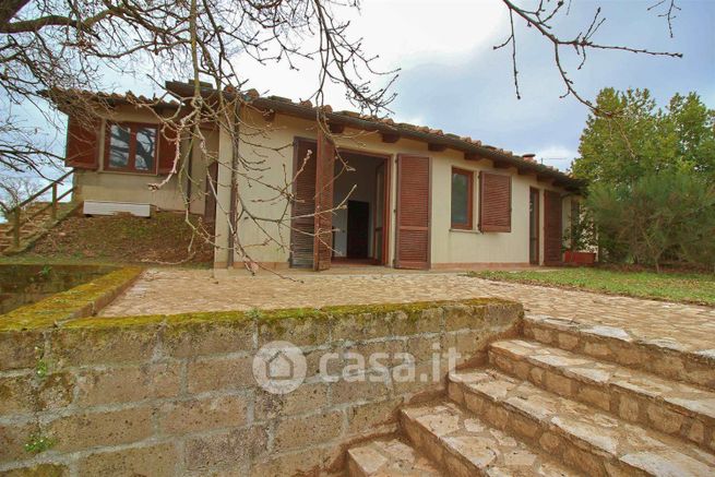 Casa bi/trifamiliare in residenziale in 