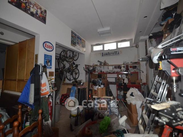 Capannone in commerciale in Via Ippolito Nievo 13