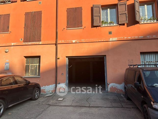 Garage/posto auto in residenziale in Via Aurelio Saffi 71