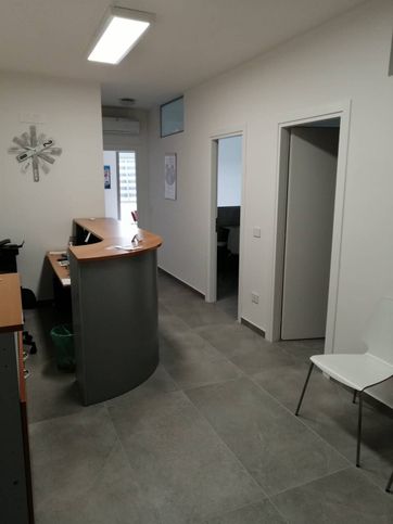 Ufficio in commerciale in Via Variante 7 Bis