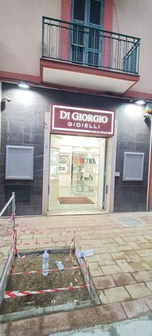 Attivitã /licenza (con o senza mura) in commerciale in Via Dante Alighieri 81