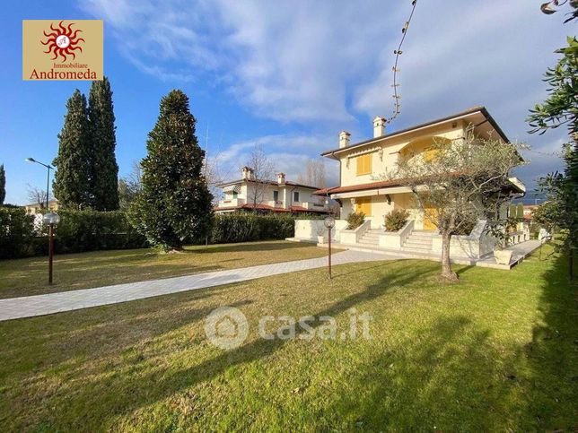 Villa in residenziale in Via Flli Cervi